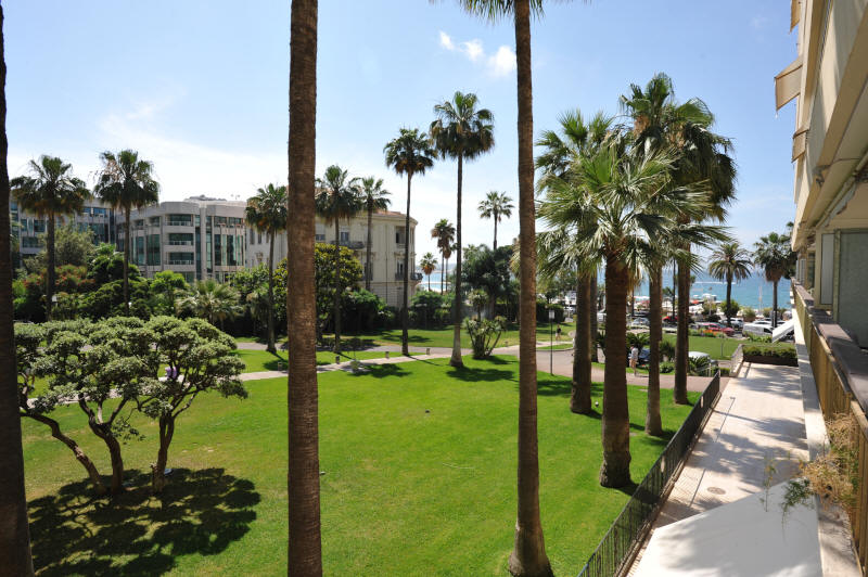 Ventes  Cannes, Mougins, Valbonne, Cap d'Antibes, Thoule, sud de la France, copyrights John and John Real Estate, photo Rf 701-02