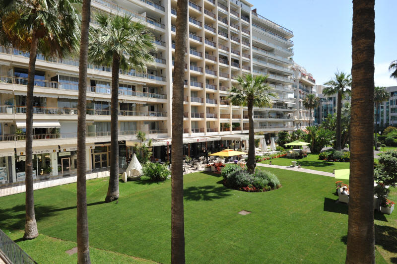 Ventes  Cannes, Mougins, Valbonne, Cap d'Antibes, Thoule, sud de la France, copyrights John and John Real Estate, photo Rf 701-03